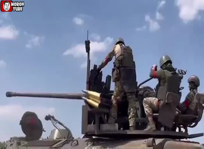 Video :While attempting to fire a North Korean shell, a Russian soldier blows himself up